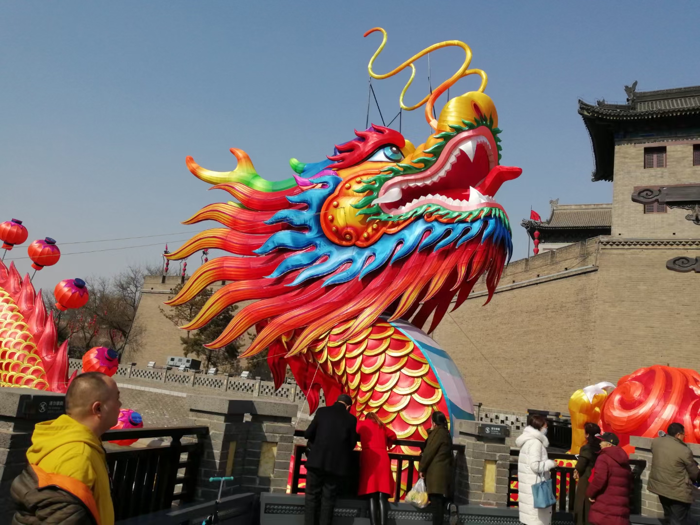 二月二龍抬頭，來(lái)話(huà)自貢燈會(huì )中彩燈制作中的龍型彩燈花燈